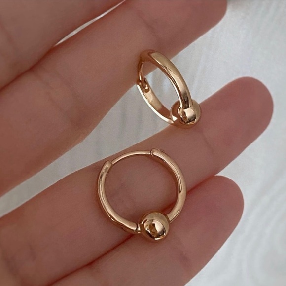 LAST ONE🔥 Hoop Earrings | 18K Gold Plated Luxury Jewelry - Picture 4 of 10
